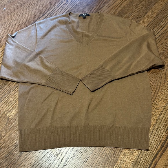 Uniqlo Women’s Tan V-Neck Sweater - Picture 1 of 2